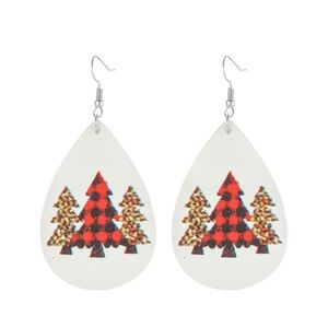 NWOT Three Christmas trees teardrop shape hook earrings